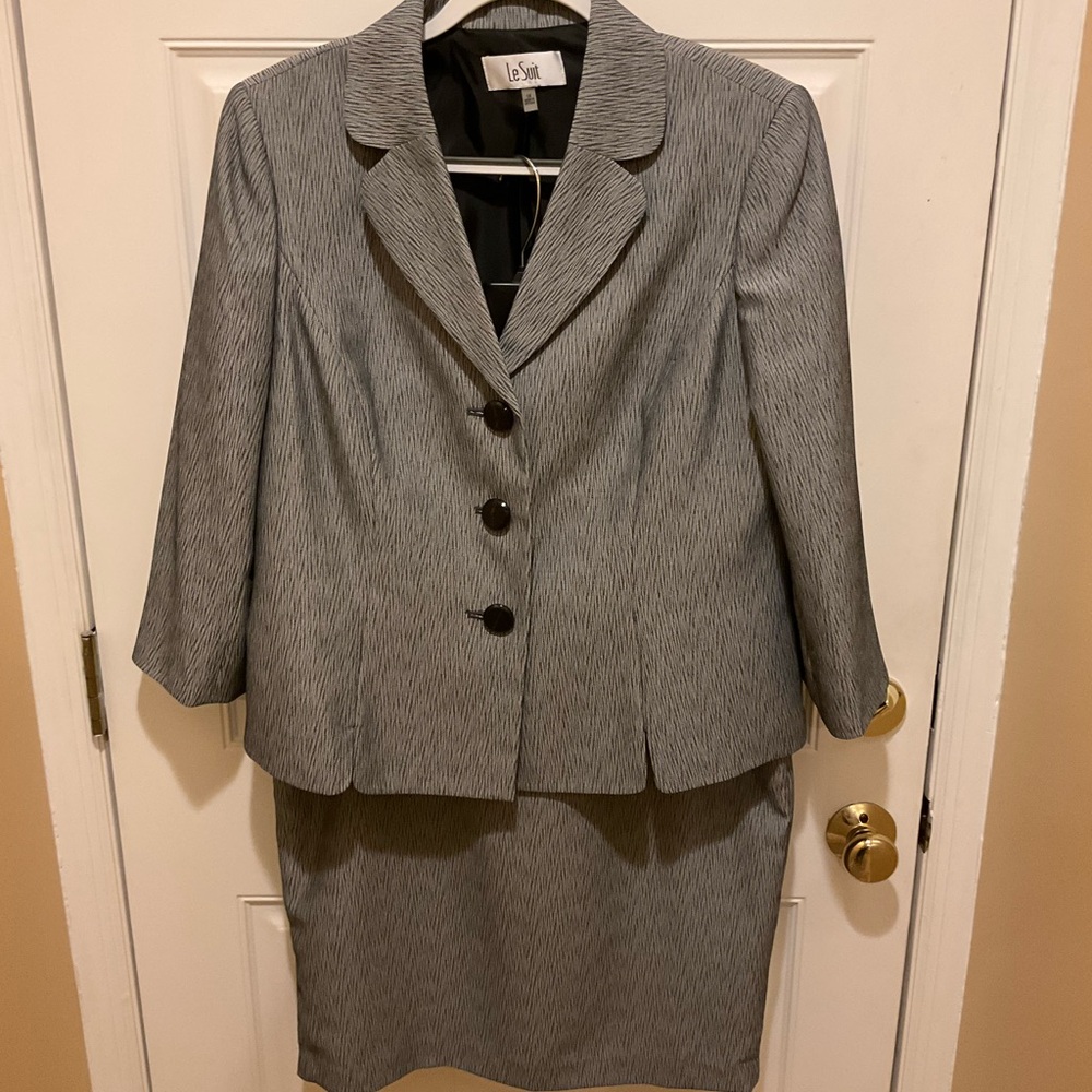 Le Suit Women's Gray Textured Skirt Suit